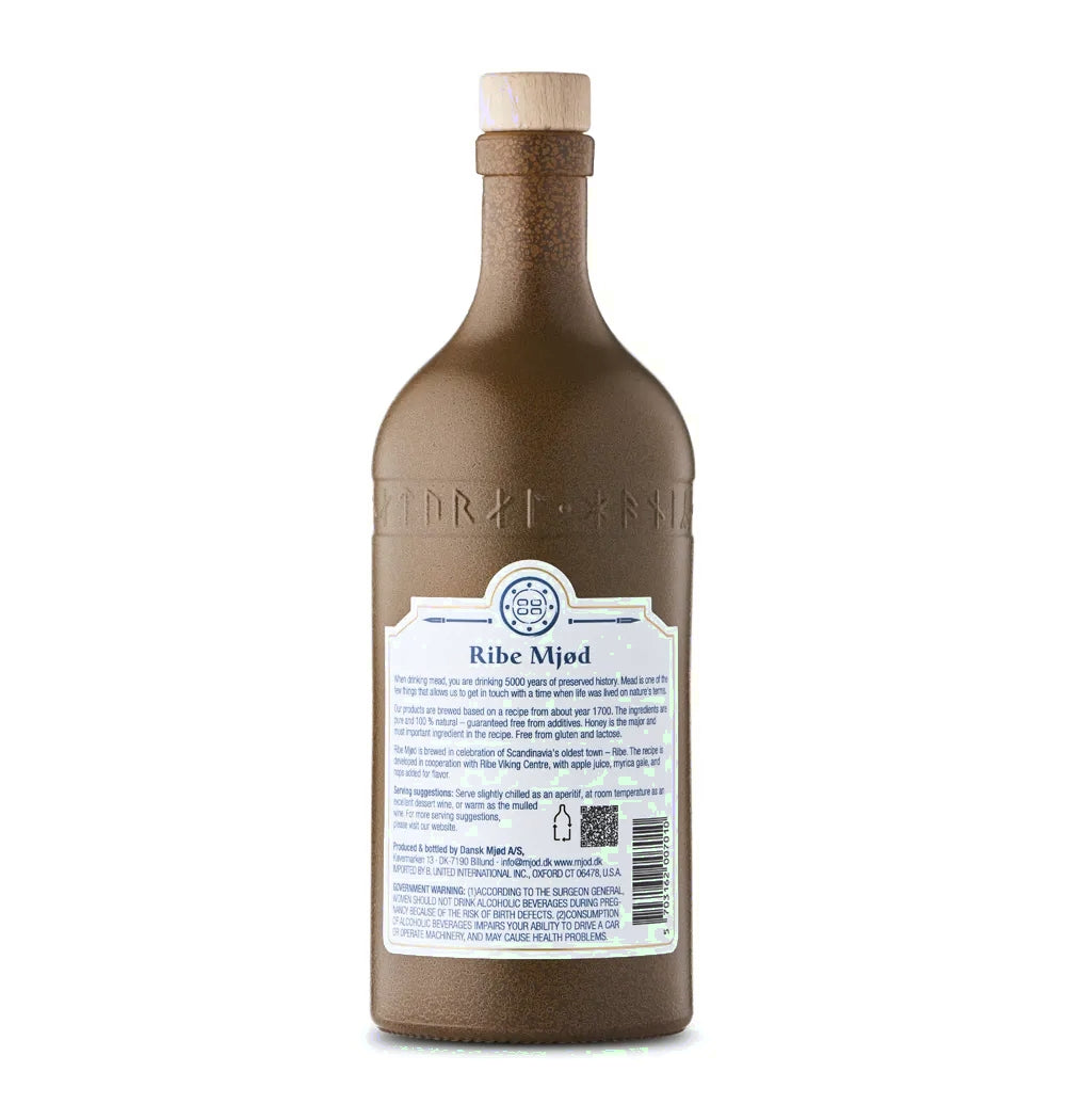 Rückseite Ribe Mjød – Angaben zu Zutaten, Apfelsaft, Porsekraut, Alkoholgehalt und runenverzierter Flasche sichtbar