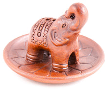 Räucherstäbchenhalter aus Ton. Elefant auf Lotusblume