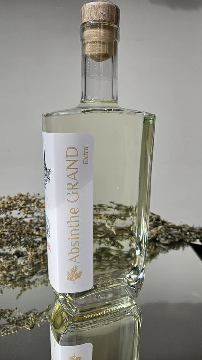 Stimmungsbild Absinthe GRAND Extra 50cl – edle Flasche dekorativ mit Glas und Kräutern inszeniert