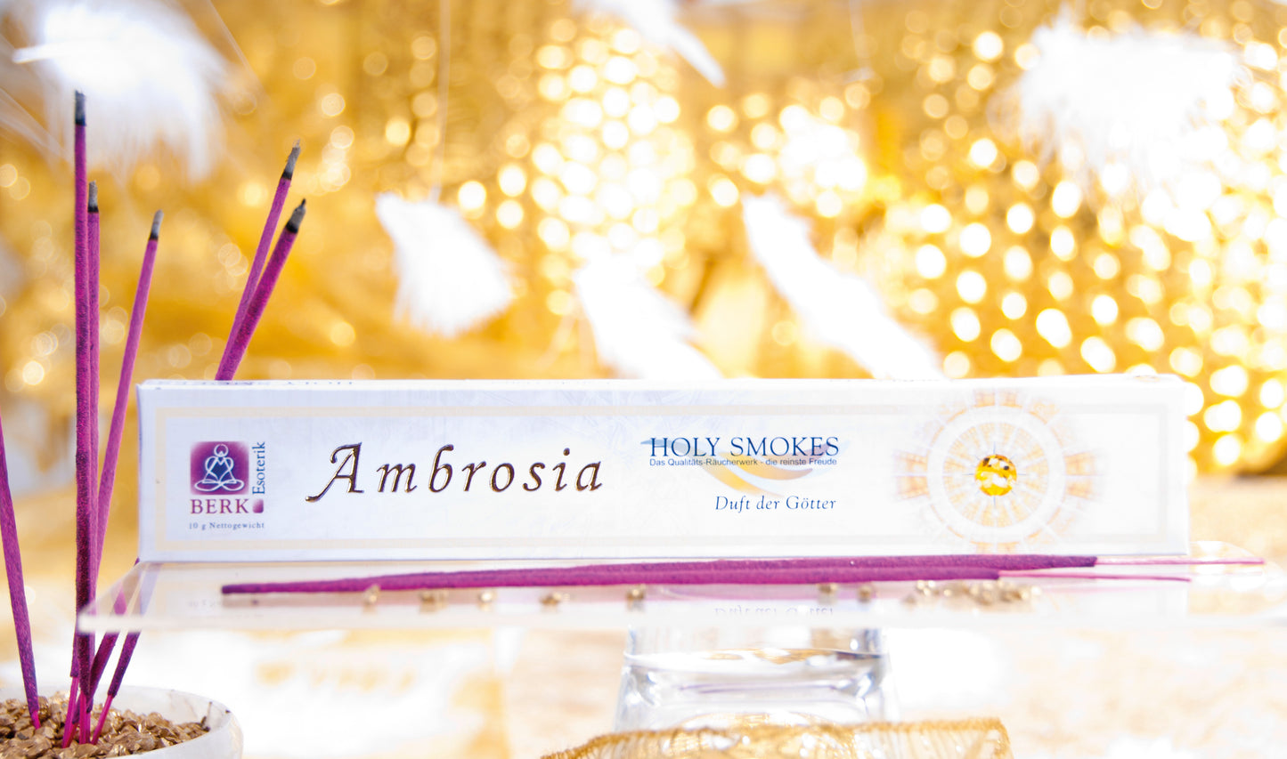 Stimmungsbild Ambrosia Räucherstäbchen – goldene, göttliche Duftstimmung mit warmem Licht und mystischem Flair