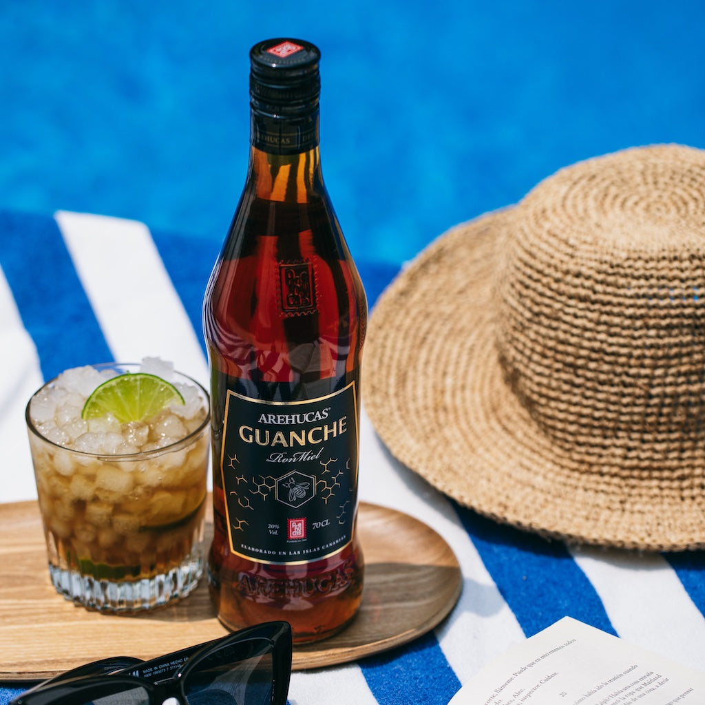 Stimmungsbild Arehucas Ron Miel – goldener Honigrum stimmungsvoll inszeniert mit Honig und kanarischen Elementen