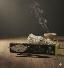 Stimmungsbild White Sage – ruhige, spirituelle Atmosphäre mit Fokus auf reinigenden Salbei-Duft