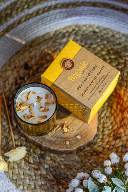 Stimmungsbild Duftkerze Palo Santo & Zeder – atmosphärische Szene mit spirituellen, warmen und reinigenden Elementen