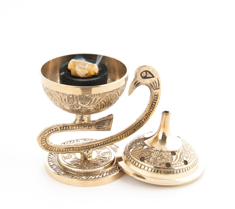 Anwendungsbild Messing-Räuchergefäss Schwan – mit glimmender Kohle oder Kegel, dekorativ auf Holzoberfläche inszeniert