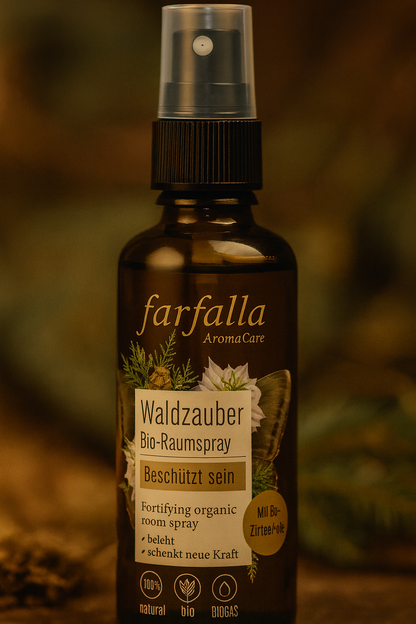 Stimmungsbild Farfalla Waldzauber – natürliche Waldatmosphäre mit Weisstanne, Zirbelkiefer und Fichtennadel