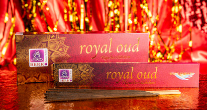 Stimmungsbild der Holy Smokes Royal Oud Räucherstäbchen – warme Atmosphäre mit exklusivem Oud-Duft