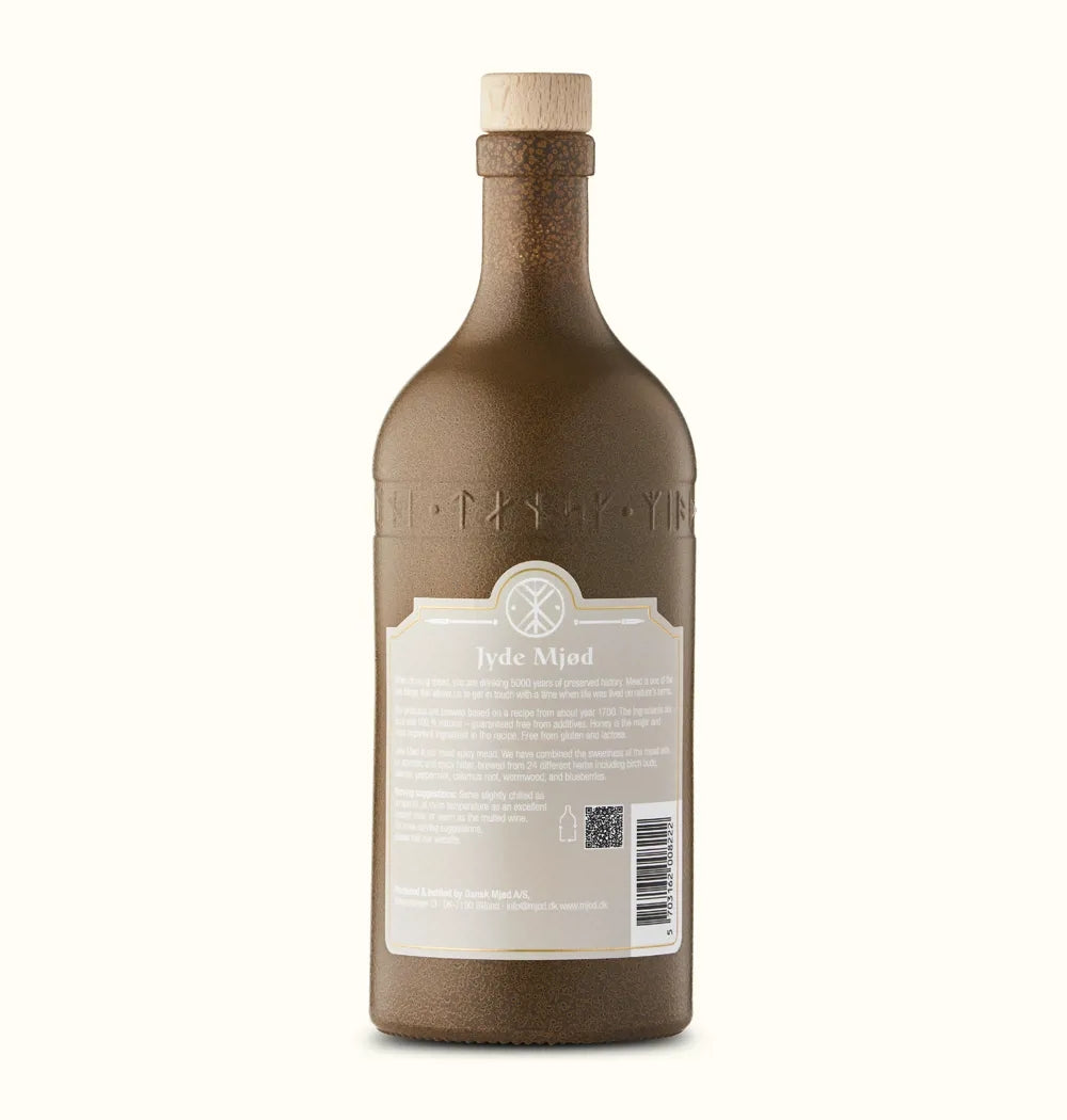 Rückseite Jyde Mjød – Angaben zu Zutaten, 24 Kräutern, Alkoholgehalt und runenverzierter Flasche sichtbar