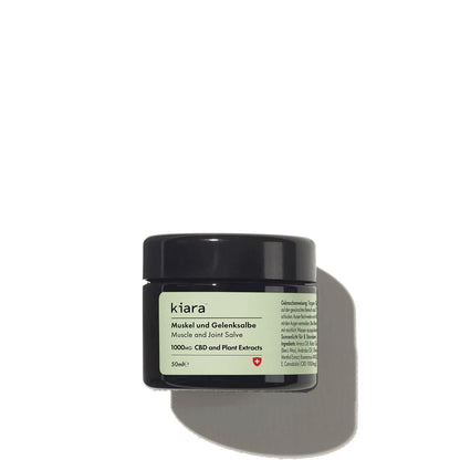 Detailbild Kiara CBD Salbe – Nahaufnahme der Salbenstruktur und Etikettinformationen