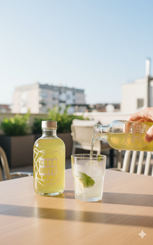 Stimmungsbild Good Mate Likör – erfrischende Szene mit Mate-Blättern, Zitrone und eisgekühltem Genussmoment