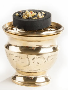 Anwendungsbild Messing-Räuchergefäss mit Netz – glimmende Kohle mit Kräutern, dekorativ inszeniert auf Holzoberfläche