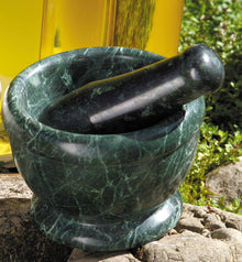 Stimmungsbild Mörser aus Serpentin – schwerer Natursteinmörser warm und hochwertig inszeniert