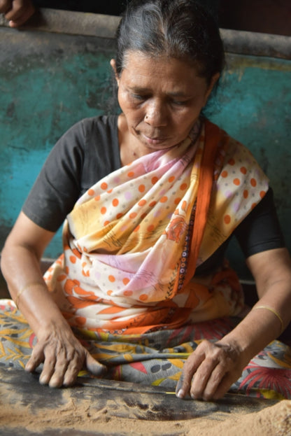 Herstellbild Paropakaram Jasmine – handgerollte Räucherstäbchen aus natürlichen Zutaten, traditionelle Fertigung und nachhaltige Materialien