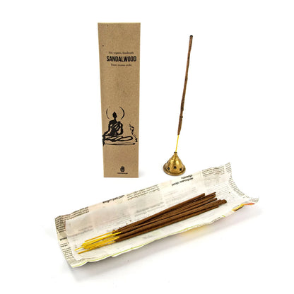 Anwendungsbild Paropakaram Sandalwood Räucherstäbchen – brennend im Halter, erzeugt beruhigende Atmosphäre für Meditation