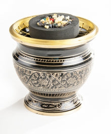 Anwendungsbild Räucherschale gross – Messing schwarz/gold mit glimmender Kohle und Harzen, dekorativ auf Holzoberfläche