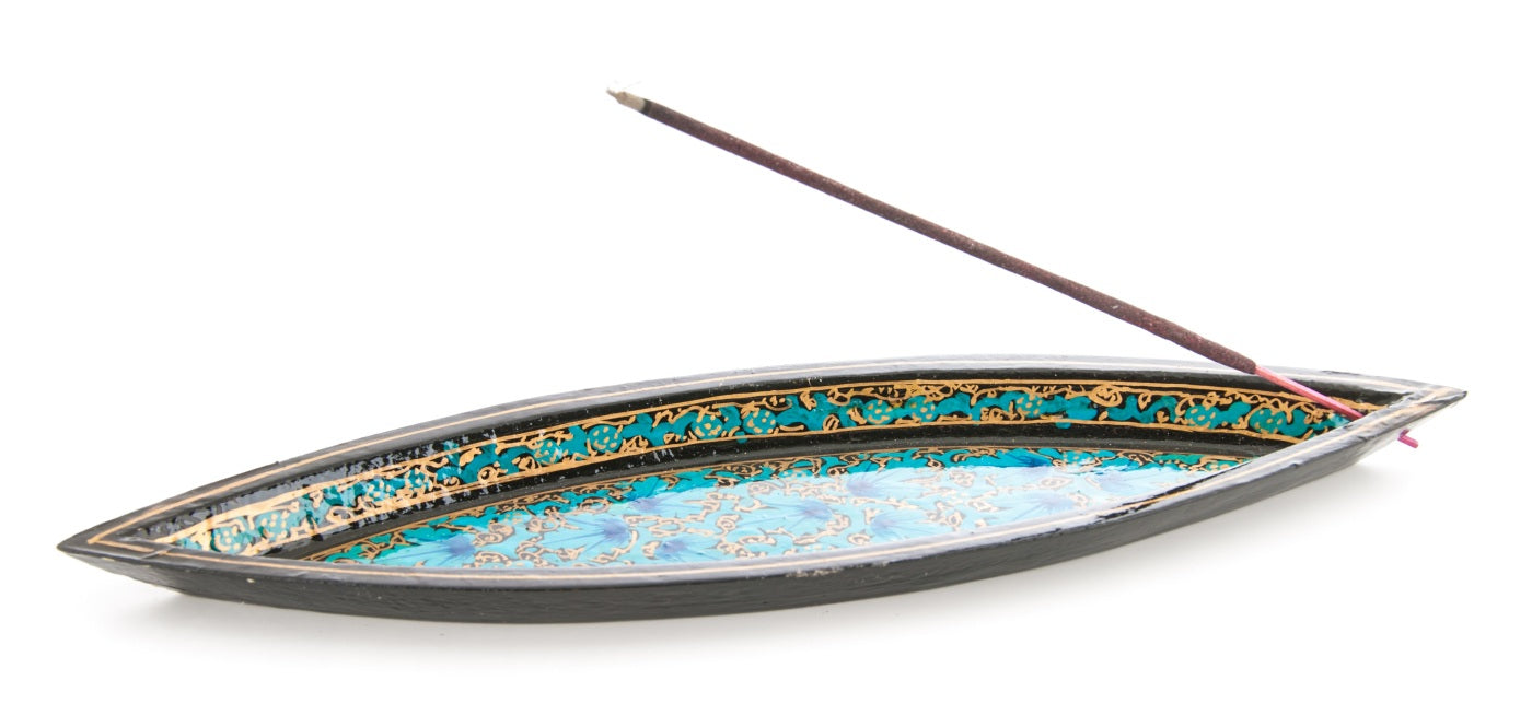 Anwendungsbild Räucherstäbchenhalter Goldblatt aus Pappmaché, handbemalt, mit brennendem Bambus-Räucherstäbchen