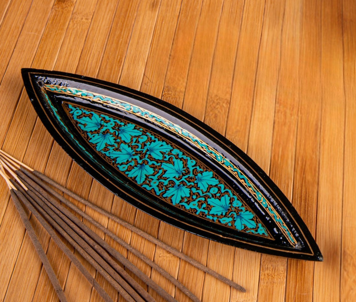 Stimmungsbild Räucherstäbchenhalter Goldblatt aus Pappmaché, handbemalt, dekorativ mit brennendem Räucherstäbchen