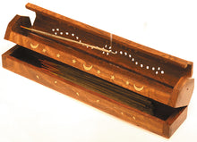 Anwendungsbild Räucherstäbchenhalter Sternchen mit brennendem Stäbchen, Vorratsfach seitlich geöffnet