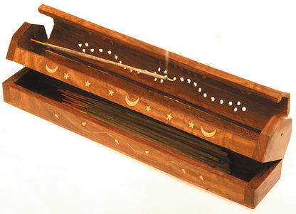 Anwendungsbild Räucherstäbchenhalter Sternchen mit brennendem Stäbchen, Vorratsfach seitlich geöffnet