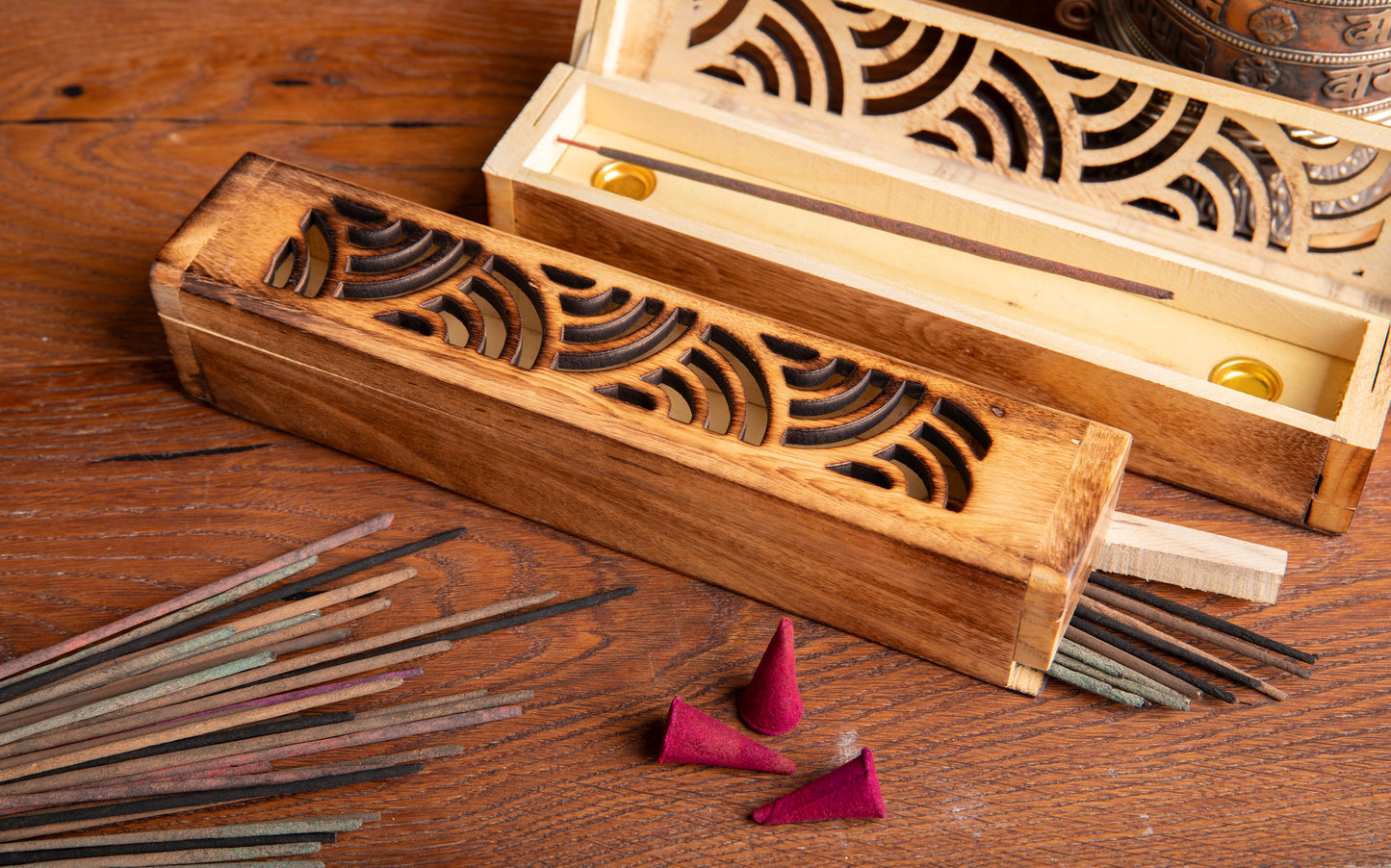 Anwendungsbild Räucherstäbchenhalter Wave aus Mangoholz, 25,5 cm, mit brennendem Räucherstäbchen und geöffnetem Vorratsfach