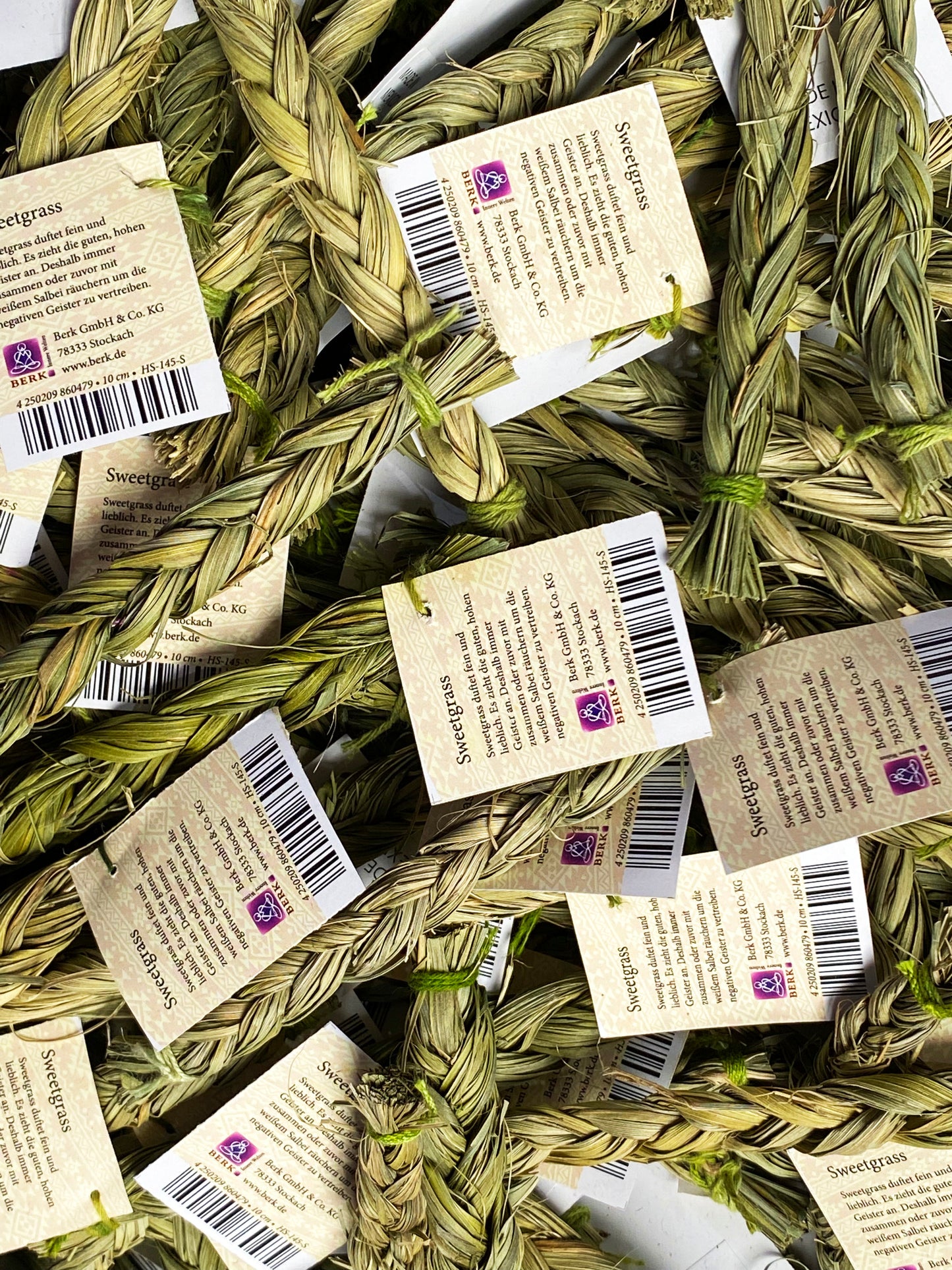 Stimmungsbild Sweetgrass Räucherzopf 10cm – geflochtenes Mariengras dekorativ mit Kerzen und Naturmaterialien inszeniert